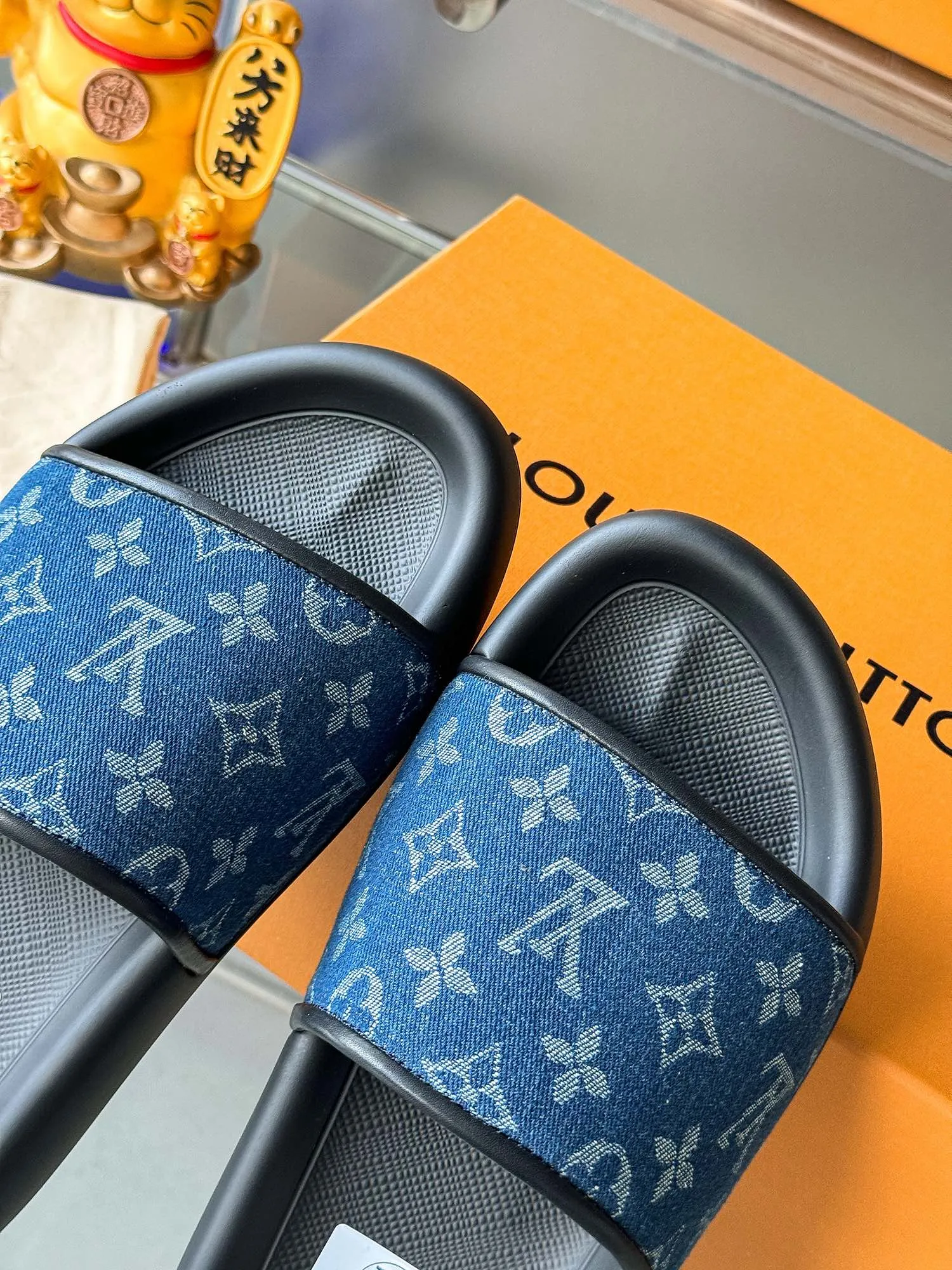 [L Home] P: 300💰 ▪️Shoe size: Women's 35-40 Men's 38-46▪️Packaging: Counter top quality~original packaging Louis Vuitton lv couple's monogram embossed slippers This season, Waterfront sandals return with a new look, and the upper buckle is embossed with Louis Vuitton's iconic Monogram pattern. Made of waterproof rubber with a comfortable and resilient insole. The lightweight, flexible outsole is embossed with the Louis Vuitton logo. Exquisitely packaged at the delivery counter 🛍📦 ▪️Fabric: Original molded rubber foam ▪️Sole: Original molded rubber foam outsole ▪️Sole thickness: 3CM.
